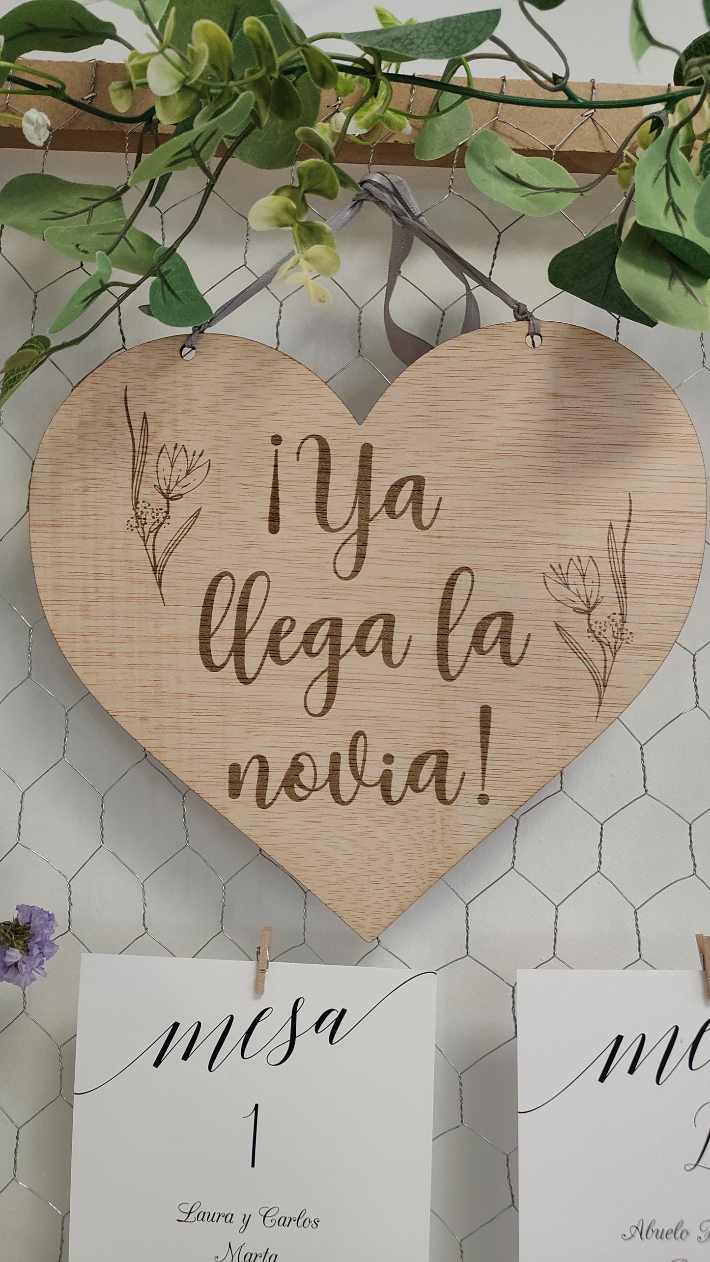 Placa de madera “Aquí llega la novia”