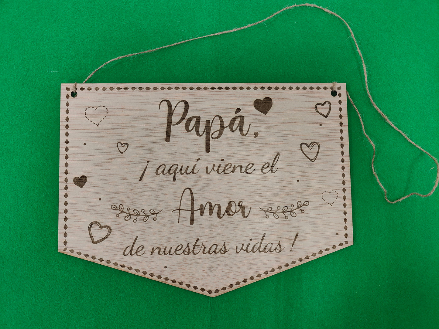 Placa de madera “Papá, aquí viene el amor de nuestras vidas”