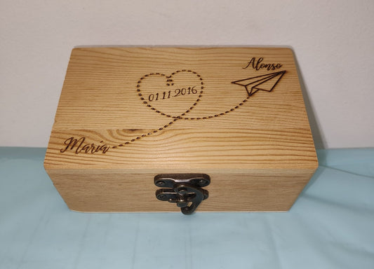 Cajita de madera portaalianzas grabada a láser