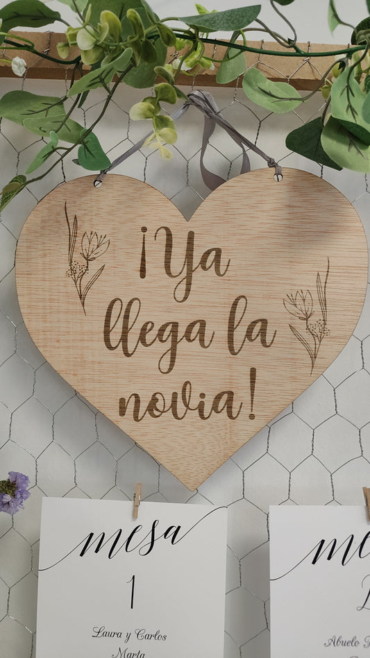 Placa de madera “Aquí llega la novia”