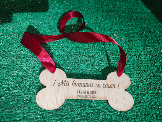 Hueso de madera personalizado – “Mis humanos se casan”